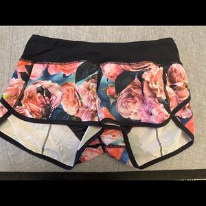 Lululemon Speed Short Size 6 Floral